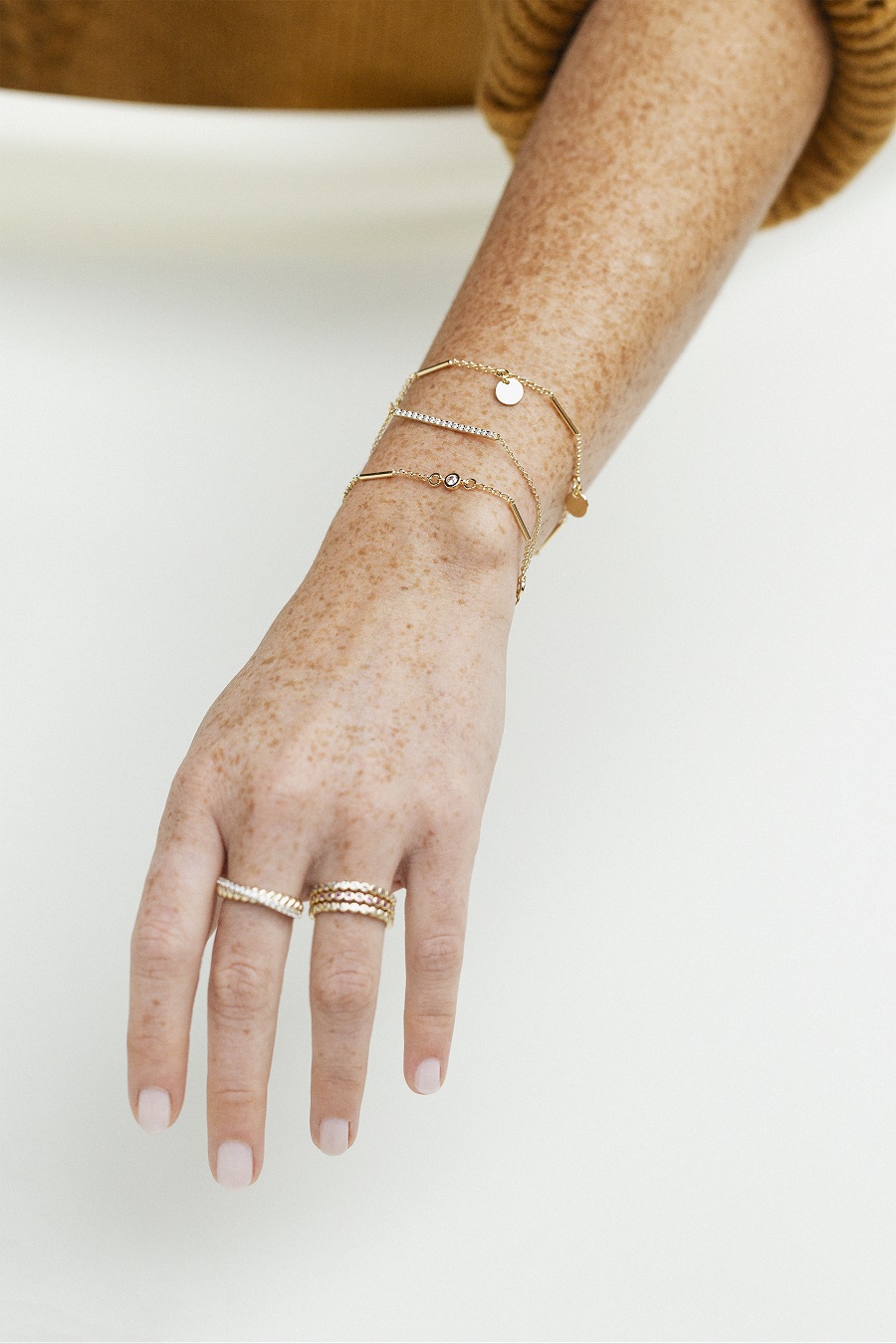 joyas minimalistas pequeñas Buenaletra anillo plata oro collar pulsera pendientes
